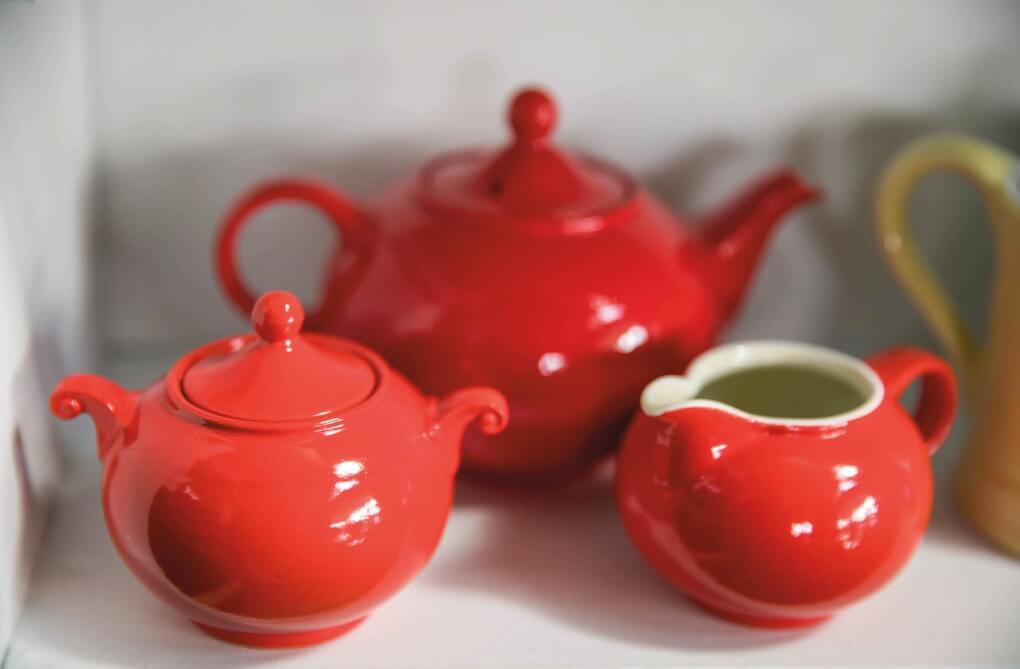 A red teapot set
